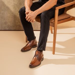 bota de cano curto em couro