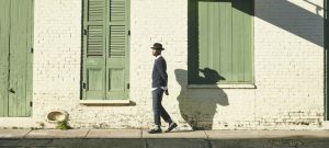 Leia mais sobre o artigo Conforto e elegância: conheça a história do mocassim